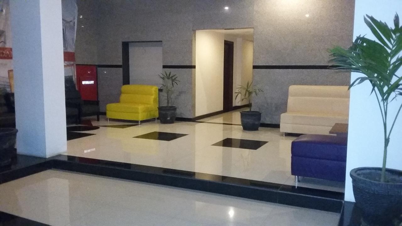 Hotel Kharisma Madiun Exterior foto