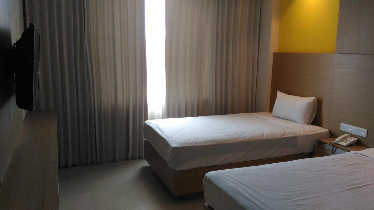 Hotel Kharisma Madiun Exterior foto