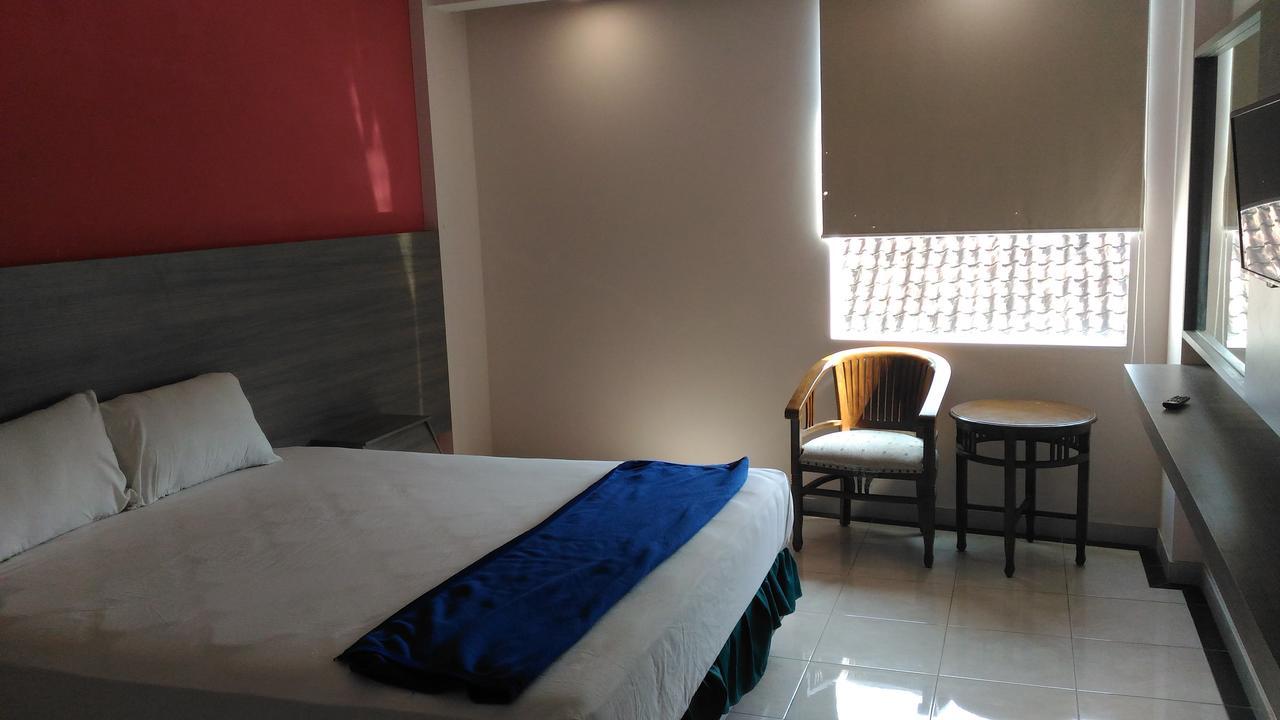 Hotel Kharisma Madiun Exterior foto