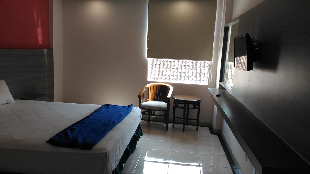Hotel Kharisma Madiun Exterior foto