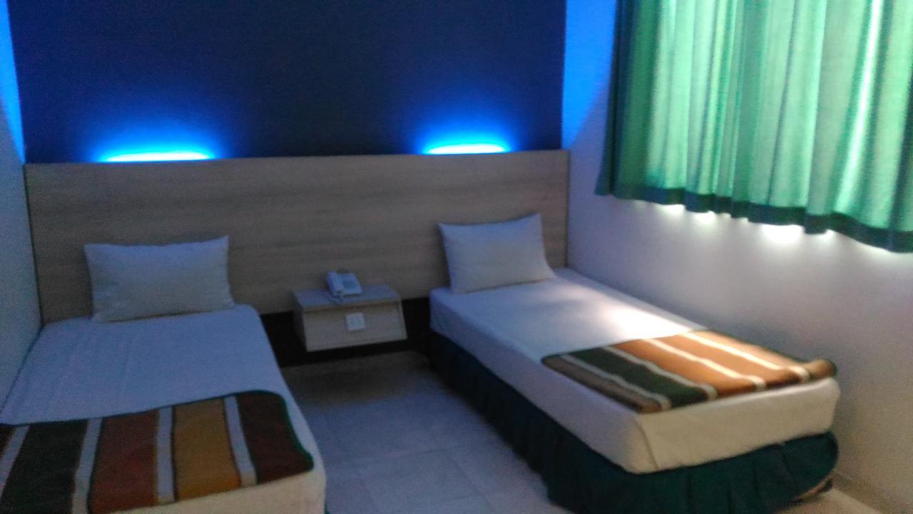 Hotel Kharisma Madiun Exterior foto