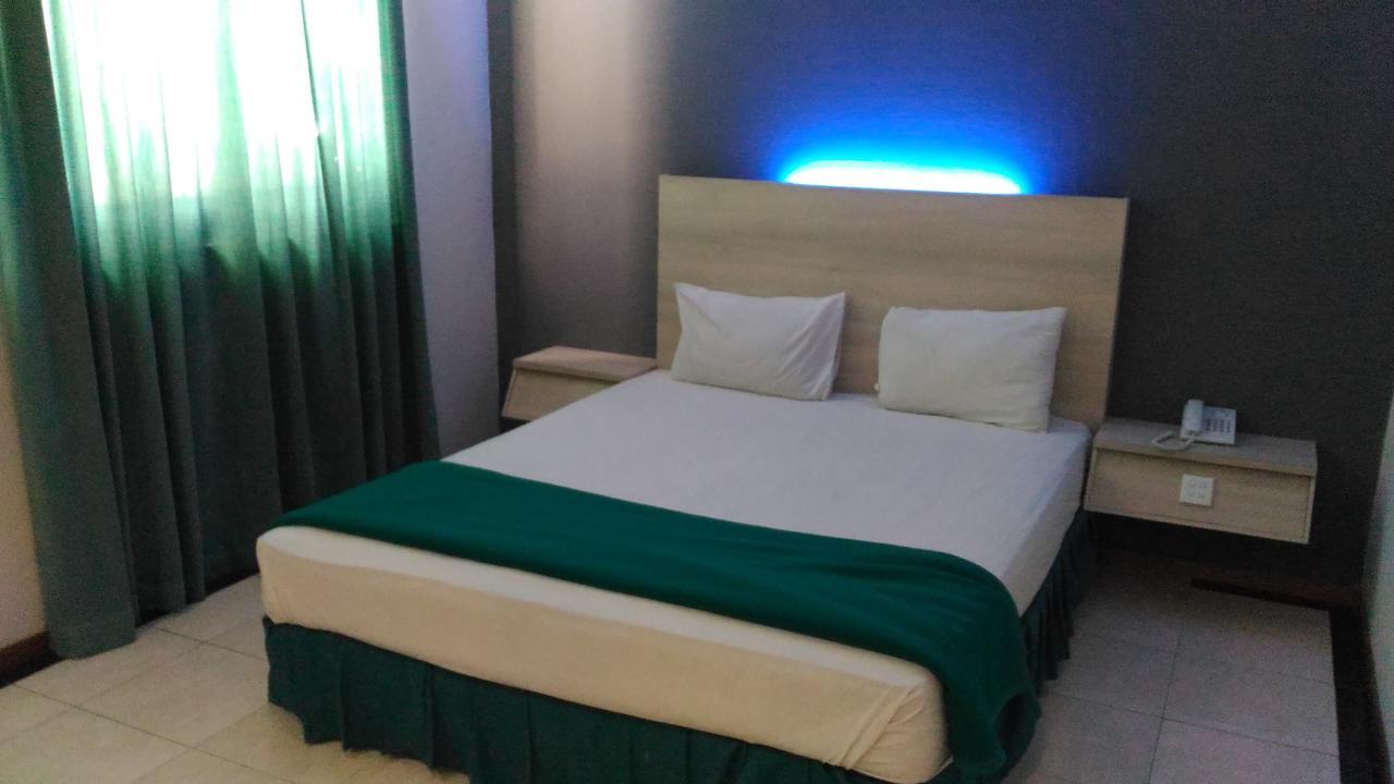 Hotel Kharisma Madiun Exterior foto