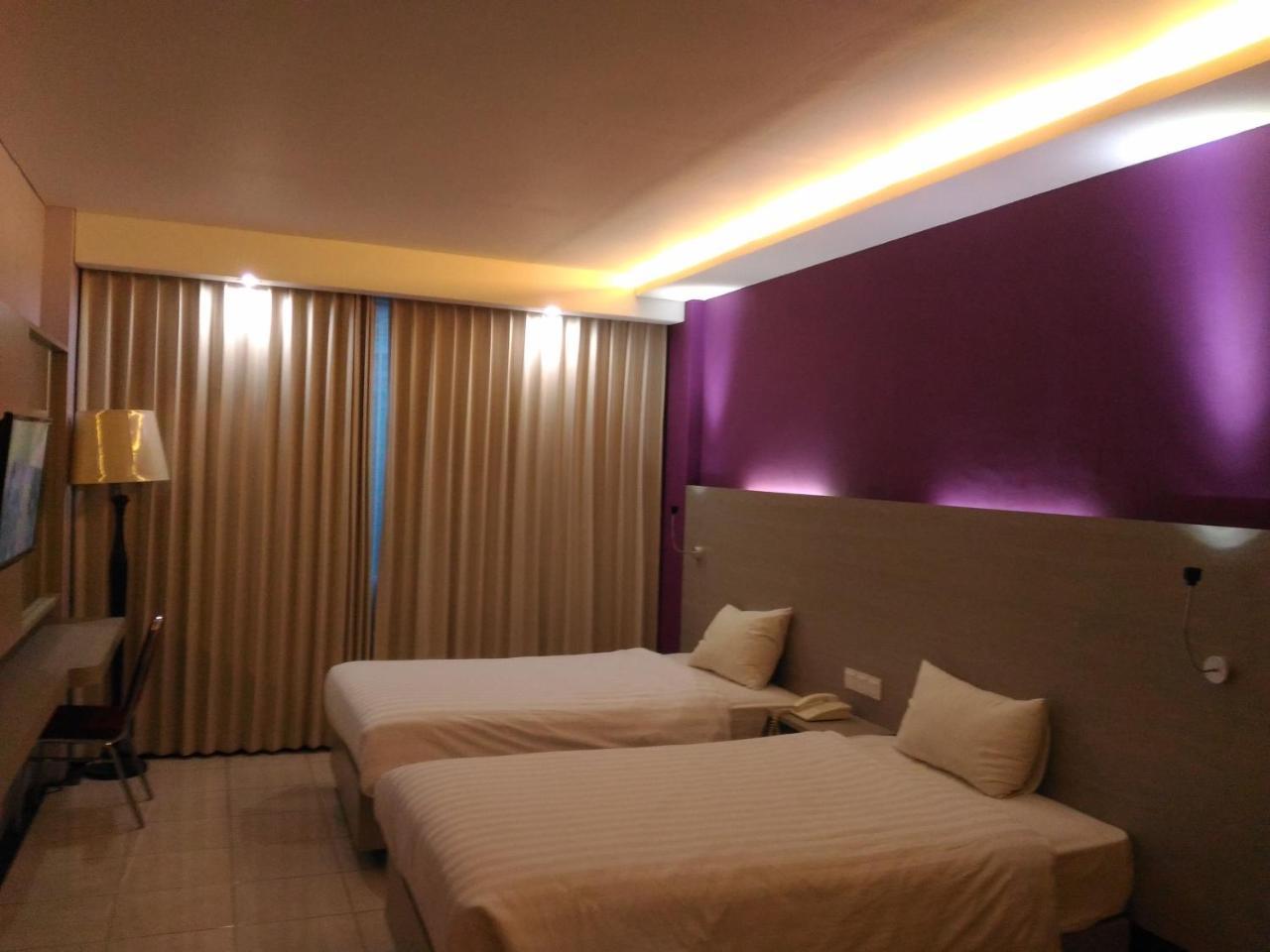 Hotel Kharisma Madiun Exterior foto