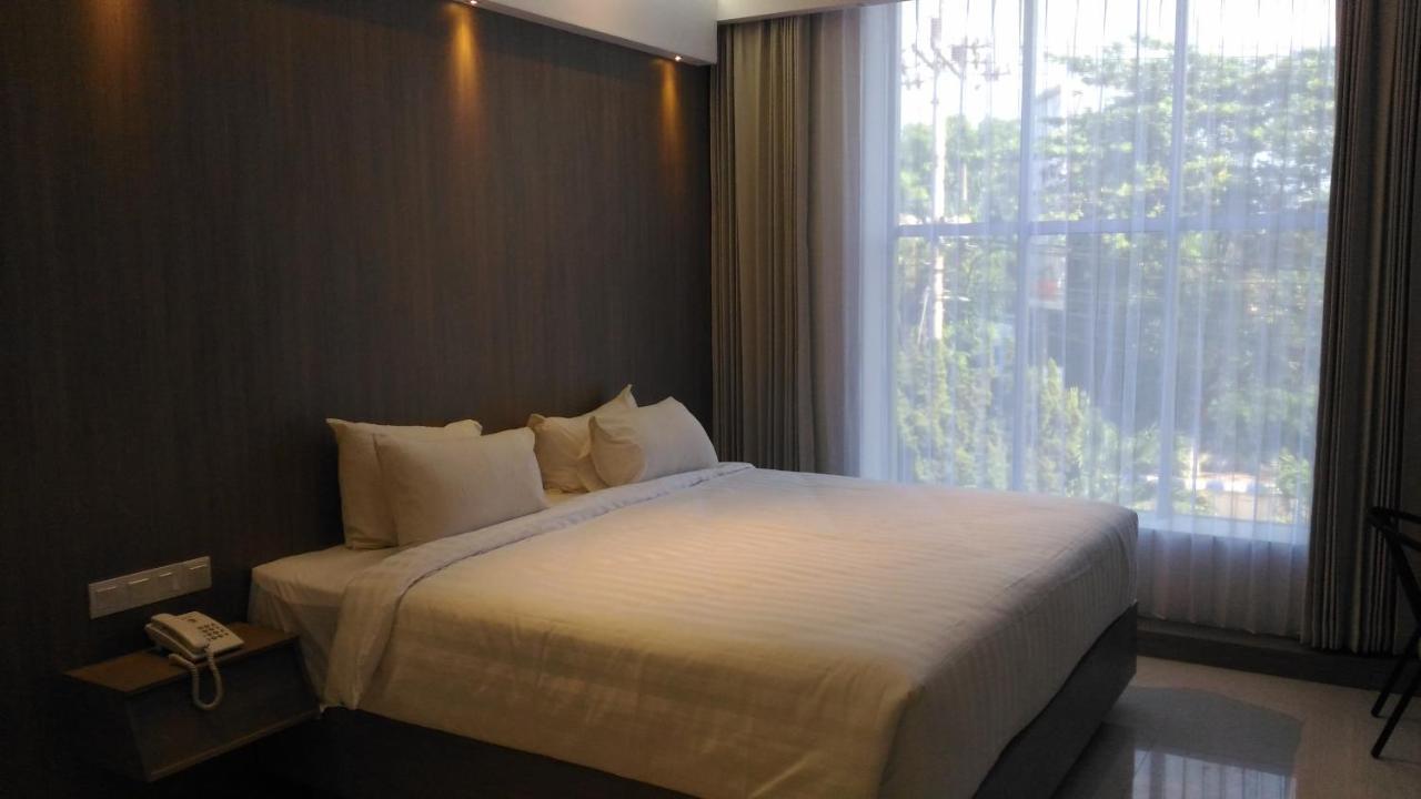 Hotel Kharisma Madiun Exterior foto